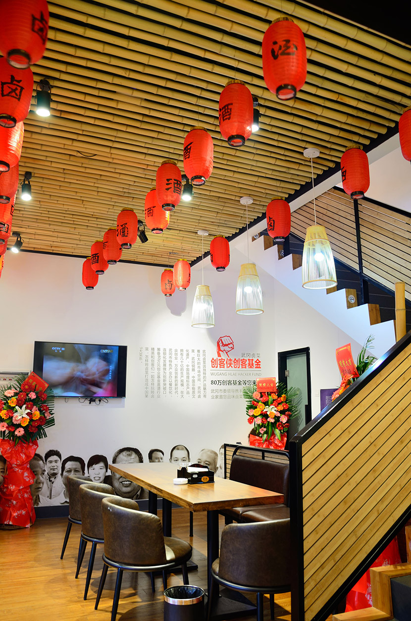 創(chuàng)客俠餐廳的扶手，桌子，墻板全采用桃花江竹材